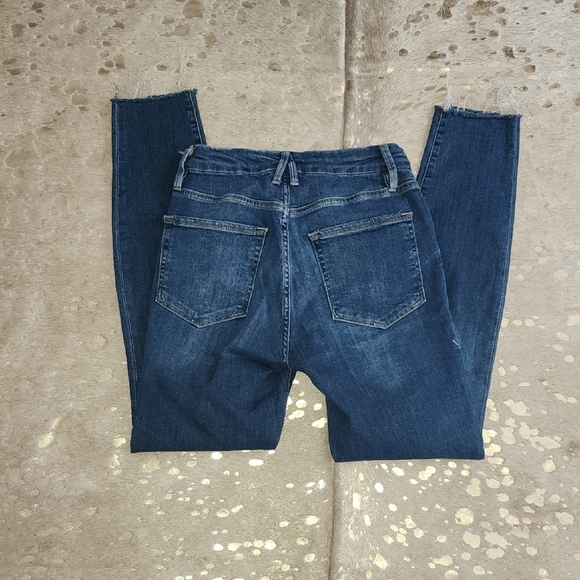 Good American Blue Skinny Jeans with Subtle Fading - Picture 7 of 8